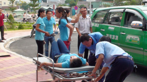 Ngạt khí lạ trong KCN, hàng trăm công nhân nhập viện