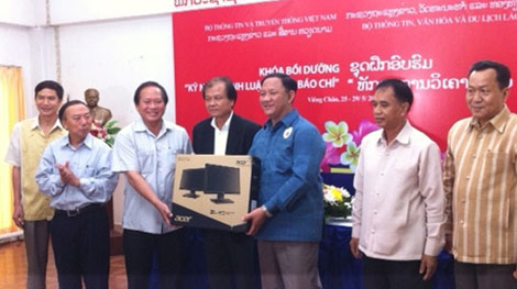 Nâng cao nghiệp vụ cho các nhà báo Lào