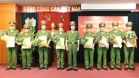 Trao thưởng cho các tập thể lập thành tích xuất sắc trong phòng, chống tội phạm về ma túy