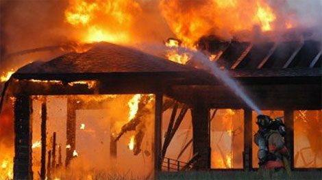 Tẩm xăng đốt nhà cha ruột