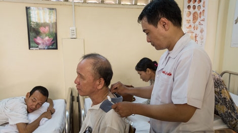 Người thầy thuốc và món nợ "tình nguyện viên"