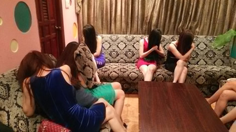 Tái kiểm tra ‘Zách lục lục’, tiếp viên đạp bàn bỏ trốn