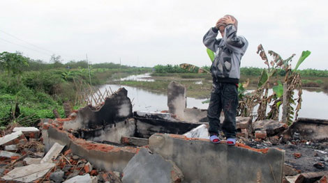 Phá nhà người khác còn cắn Công an phường