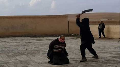 IS chặt đầu 2 phụ nữ nơi công cộng