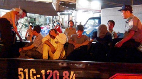 Ra quân “thu gom” đối tượng nghiện và người sống lang thang