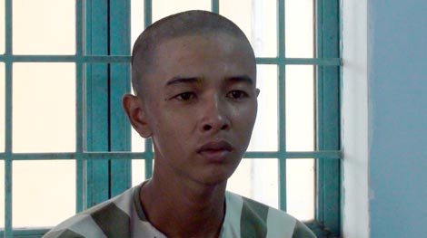 Bị giật dây chuyền vàng, 2 mẹ con suýt tai nạn