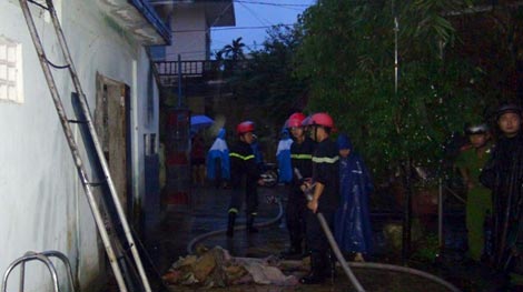 Trời mưa to, vẫn cháy nhà