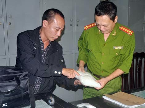 Triệt phá tận gốc đường dây mua bán ma túy đá, thu 1.000 viên thuốc lắc và 2,5kg ma túy đá