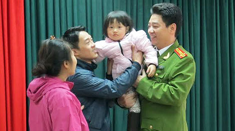 Trao cháu bé bị bắt cóc cho gia đình