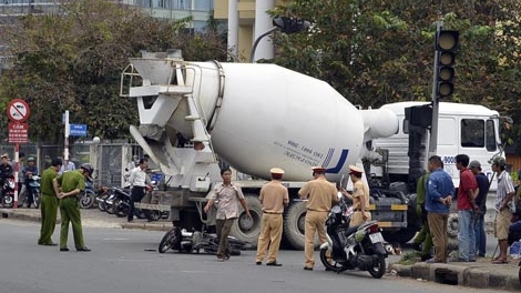 Một thanh niên bị cuốn vào gầm xe bồn