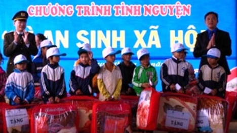 Tặng chăn bông và áo ấm cho dân nghèo vùng Đông Trường Sơn