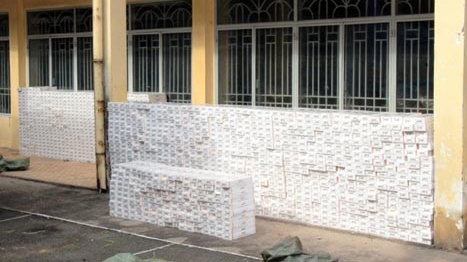 Bắt giữ xe khách chở hơn 16.000 bao thuốc lá nhập lậu