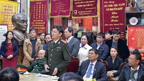 Trao tặng gia đình Đại tướng Võ Nguyên Giáp cuốn sách quý