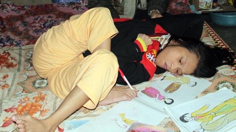 Những bức tranh được vẽ bằng chân của “cô gái da cam”