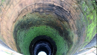 Mẹ nhẫn tâm ném con xuống giếng