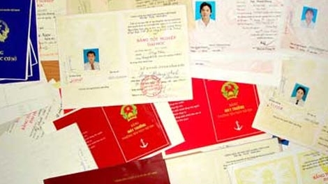 Đề nghị truy tố 12 bị can trong đường dây làm bằng cấp giả