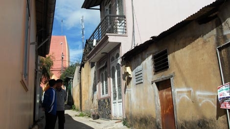 Đi làm về thấy chồng treo cổ tự tử