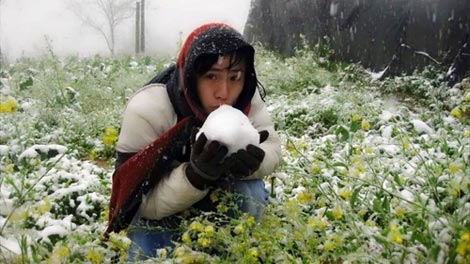 Giới trẻ thích thú với tuyết Sa Pa