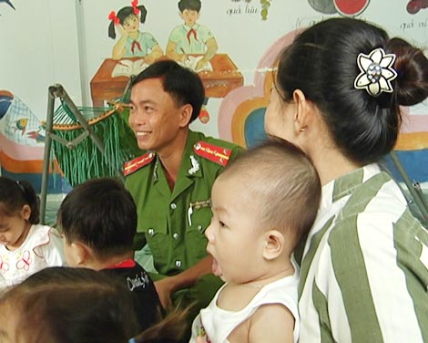 Chạnh lòng những đứa bé "thụ án" cùng mẹ 