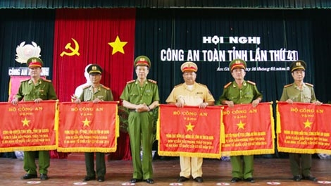 Thứ trưởng Lê Quý Vương chỉ đạo công tác tại Công an tỉnh An Giang