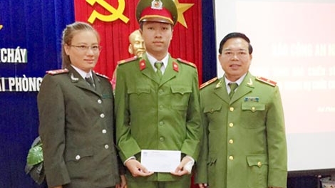 Báo CAND tặng quà 2 chiến sĩ Cảnh sát PCCC quên mình cứu 5 người dân