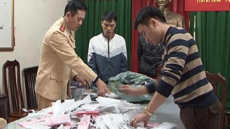 Gần 1.000 ĐTDĐ nhập lậu giấu dưới gầm xe rơ moóc