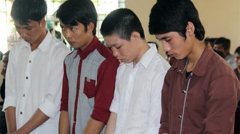 Cầm mã tấu đuổi chém, bị đâm chết