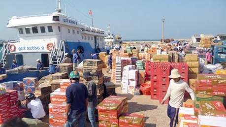 Hàng Tết ra đảo Phú Quý tăng mạnh