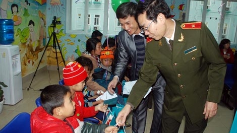 Mang Tết sớm đến từng giường bệnh cho trẻ em