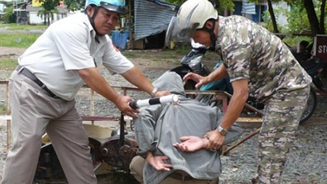 Trộm rượu Baileys bị dân bắt giữ