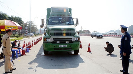Xử lý nghiêm xe ôtô chở than quá trọng tải