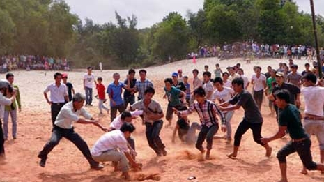 Hàng nghìn người dân tham gia lễ hội cướp cù