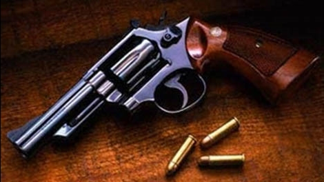 Dùng súng ru-lô tự chế bắn bạn gái