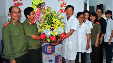 Giám đốc Công an Đồng Tháp chúc mừng Ngày Thầy thuốc Việt Nam