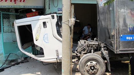 Quên khóa chốt cabin, xe tải ‘gục đầu’ lao thẳng vào tiệm cầm đồ