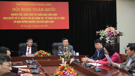 Xác định rõ phương hướng công tác lý luận trong tình hình mới