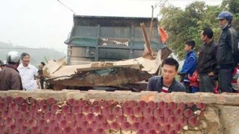 Quên hạ thùng xe ben ‘hạ gục’ cổng làng, tài xế tử vong