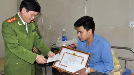 Thăm hỏi, tặng quà quần chúng dũng cảm bắt cướp