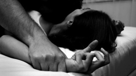 Ngủ quên khóa cửa bị hiếp dâm, cướp tài sản