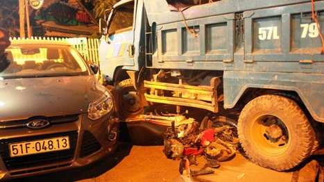 Bị Xe ben tông, bé gái 10 tháng tuổi và bố mẹ trọng thương