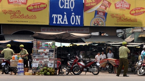 Thu giữ nhiều thuốc lá lậu tại các điểm bán lẻ lề đường