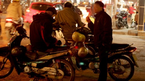 Siết cổ tài xế để cướp xe ôm