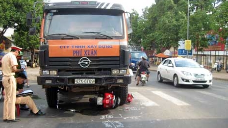 Bị cuốn vào gầm xe tải, một phụ nữ may mắn thoát chết