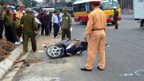 Va chạm với ô tô, hai vợ chồng đi xe máy chết thảm