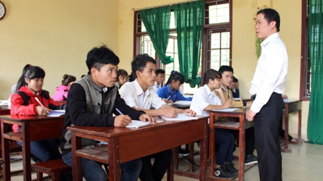 Cảm phục những học sinh vượt núi đến trường