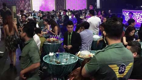 Kiểm tra quán bar dân bay ném ma túy hòng thoát thân