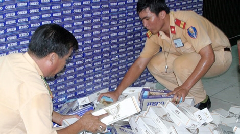 Bắt quả tang xe tải chở 8.000 bao thuốc lá lậu