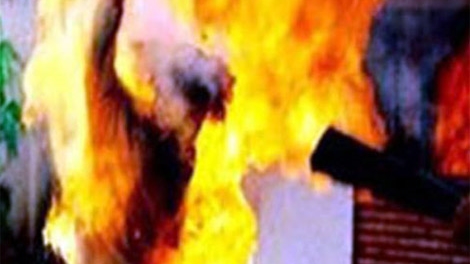 Dùng xăng đốt đối thủ