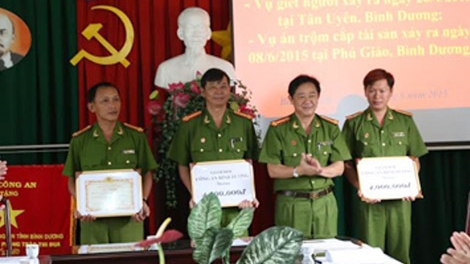 Khen thưởng tập thể CBCS phá nhanh vụ trộm 1,7 tỷ đồng