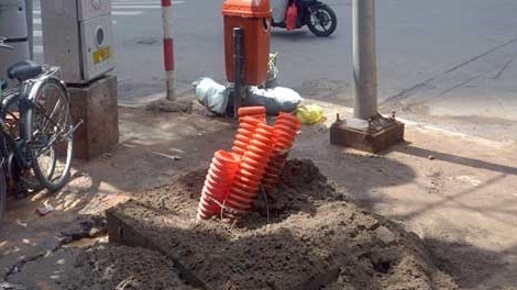 Tủ điện lù lù ‘mọc’ trước cửa nhà trong đêm